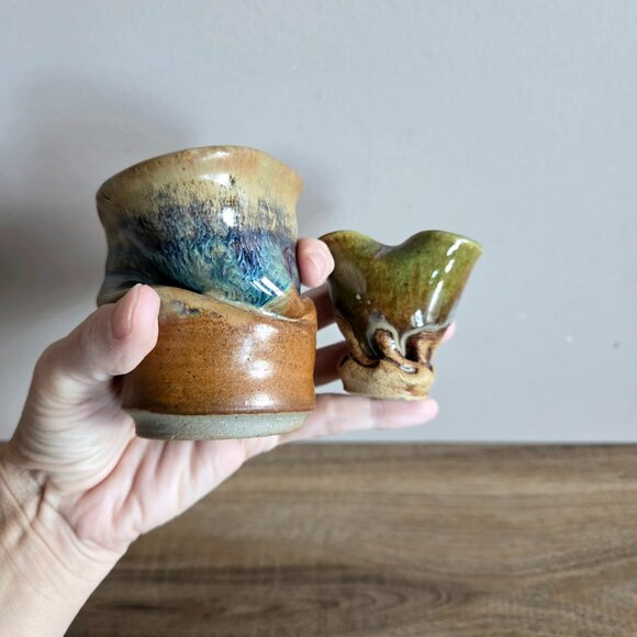 2 small handcrafted ceramic vases with unique ruffled rim. Signed by artists. - Picture 4 of 7